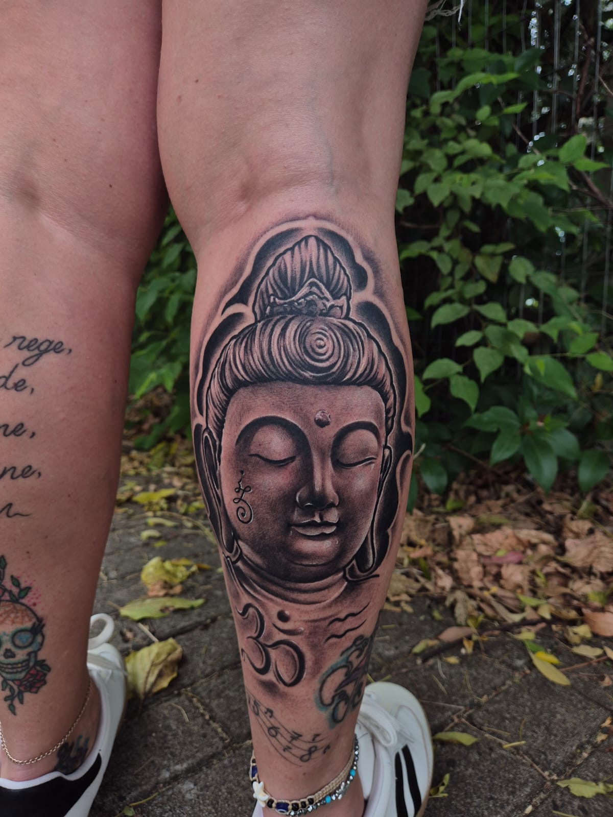 Tatuagem realista de Buda na panturrilha