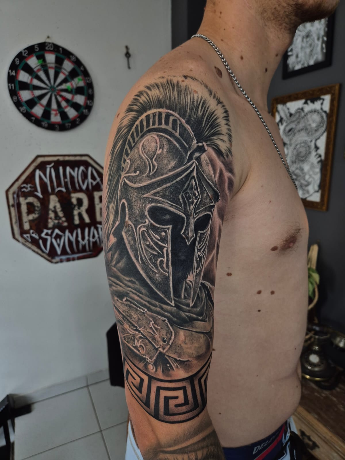 Tatuagem de guerreiro espartano no braço