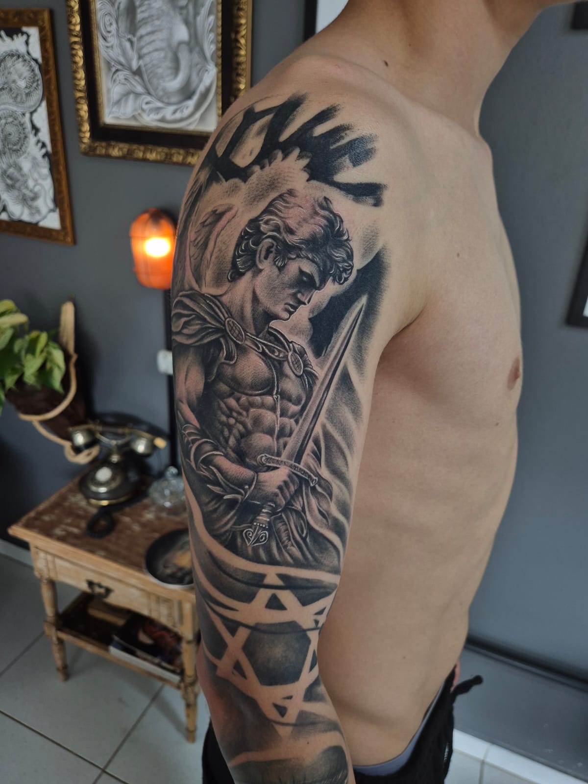 Tatuagem do Arcanjo Miguel no ombro