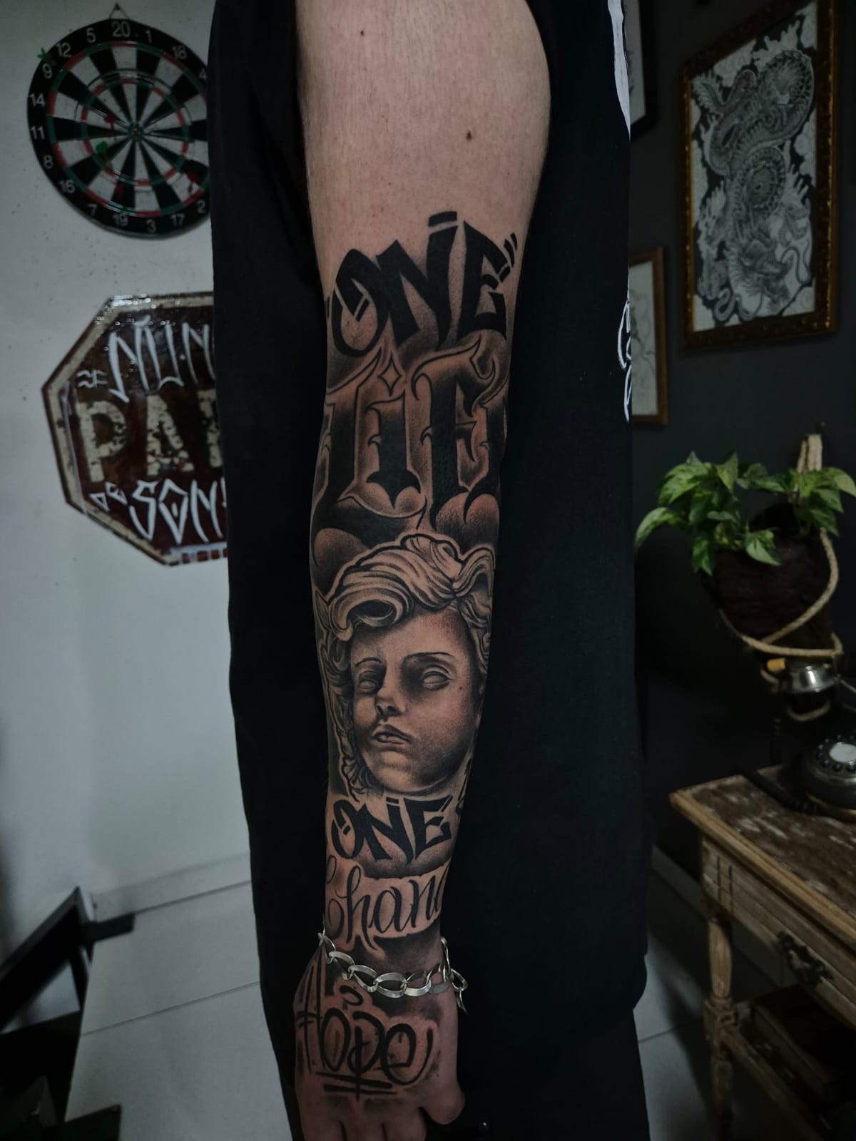 Tatuagem autoral One Life One Chance no braço