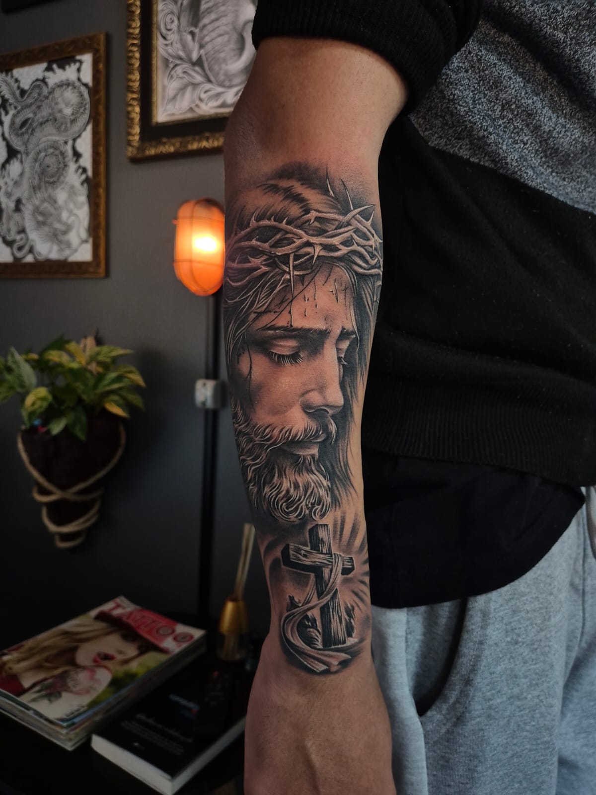Tatuagem realista de Jesus com cruz